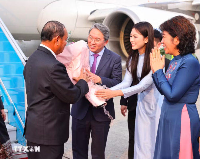 Ủy viên Trung ương Đảng, Chánh Văn phòng Trung ương Đảng Nguyễn Hải Ninh đón đồng chí Vilay Lakhamfong, Ủy viên Bộ Chính trị, Thường trực Ban Bí thư Trung ương Đảng Nhân dân Cách mạng Lào tại sân bay quốc tế Nội Bài. (Ảnh: Minh Đức/TTXVN)