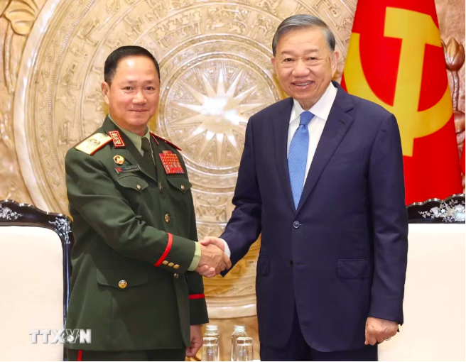 Tổng Bí thư, Chủ tịch nước Tô Lâm tiếp Đại tướng Khamliang Outhakaysone, Ủy viên Bộ Chính trị, Phó Thủ tướng, Bộ trưởng Quốc phòng Lào. (Ảnh: Thống Nhất/TTXVN)