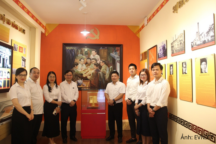 Chi bộ phòng Triển khai dịch vụ thuộc Đảng bộ EVNICT thực hiện sinh hoạt chuyên đề Quý 2/2026 tại Di tích nhà số 5D Hàm Long - Nơi thành lập Chi bộ Cộng sản đầu tiên (tháng 3/1929) - đây là chi bộ đi tiên phong thực hiện đổi mới sinh hoạt chuyên đề có thể nhân rộng trong các chi bộ thuộc Đảng bộ Công ty.