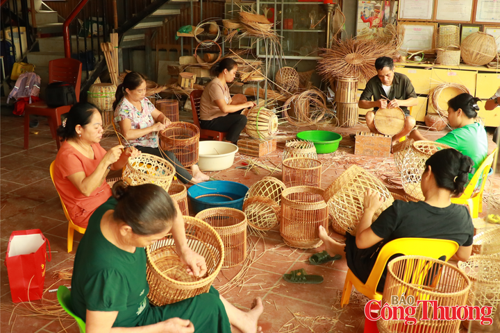 Hoạt động sản xuất thủ công tại cơ sở Việt Quang. Ảnh: Thanh Huyền