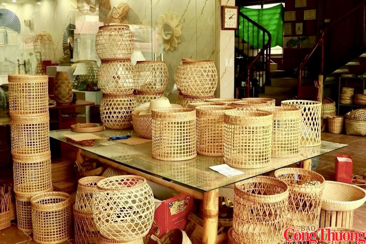 Một góc xưởng mây tre đan Việt Quang. Ảnh: Thanh Huyền