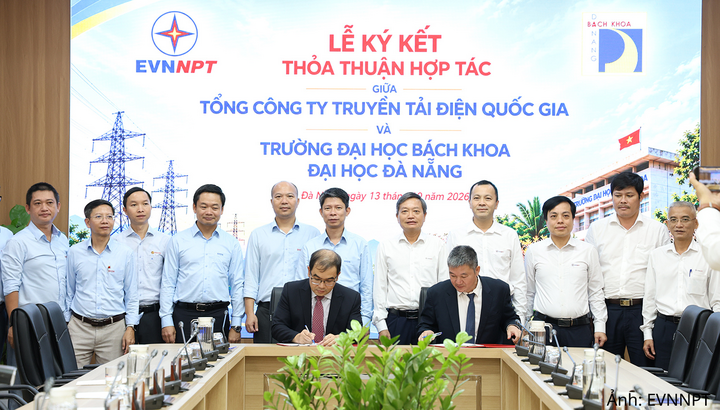 Lãnh đạo EVNNPT và DUT ký kết thỏa thuận hợp tác.