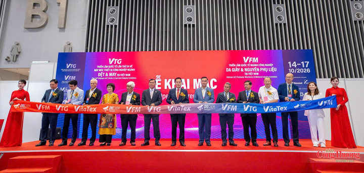 Đại biểu cắt băng khai mạc triển lãm VTG 2026.