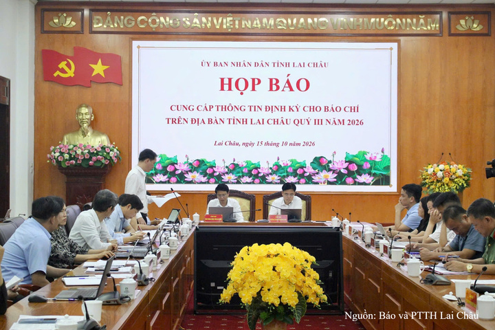 Các đại biểu dự buổi họp báo định kỳ quý III/2026