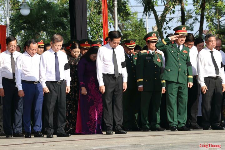 Các đại biểu dành một phút mặc niệm, thành kính tưởng nhớ và tri ân các Anh hùng liệt sĩ đã anh dũng hy sinh vì độc lập, tự do của Tổ quốc.