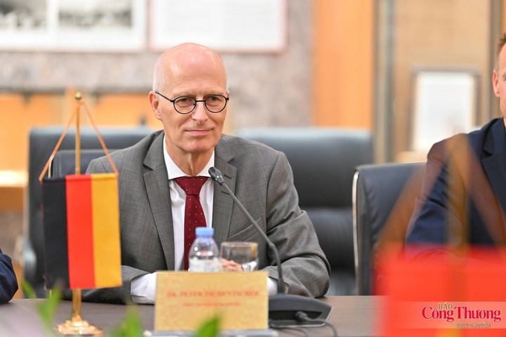 Thị trưởng Peter Tschentscher mong muốn Hamburg có thêm cơ hội hợp tác với các thành phố cảng của Việt Nam, qua đó mở rộng mạng lưới kết nối cảng biển.