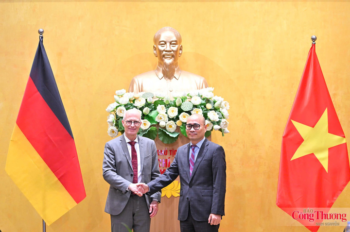 Thứ trưởng Lương Hoàng Thái và ông Peter Tschentscher, Thị trưởng thành phố Hamburg, Cộng hòa Liên bang Đức.
