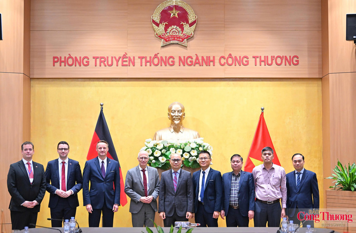 Thứ trưởng Lương Hoàng Thái và Thị trưởng Peter Tschentscher cùng các đại biểu chụp ảnh chung sau buổi làm việc.