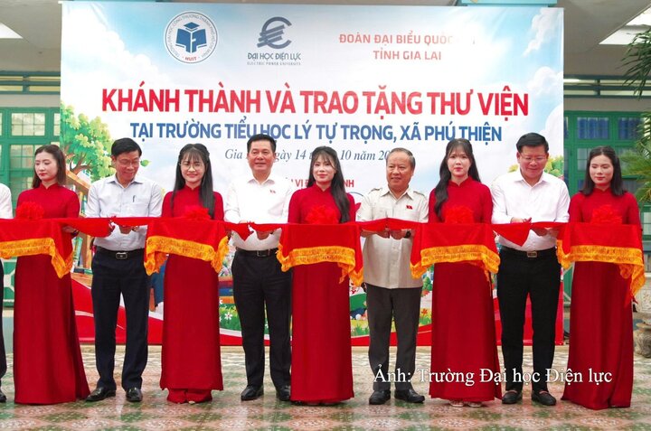 Phó Chủ tịch Quốc hội Nguyễn Hồng Diên; Trưởng Đoàn Đại biểu Quốc hội tỉnh Gia Lai Châu Ngọc Tuấn; PGS.TS Đinh Văn Châu – Hiệu trưởng Trường Đại học Điện lực cùng các đơn vị tài trợ cắt băng khánh thành thư viện.