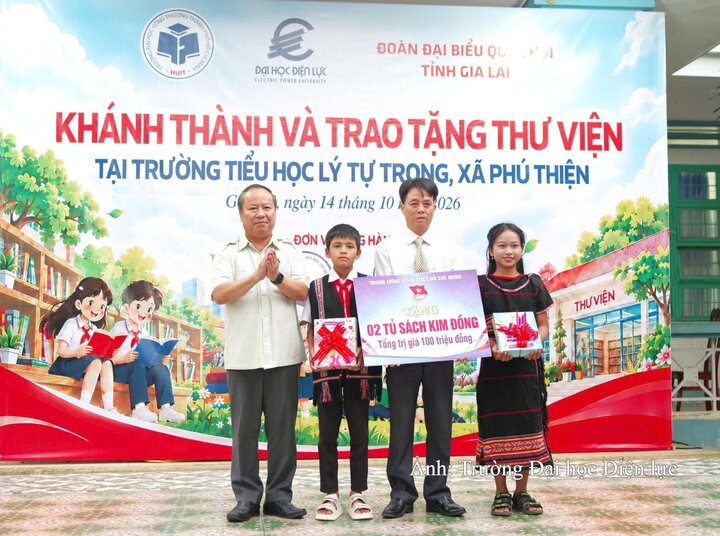 Trưởng Đoàn Đại biểu Quốc hội tỉnh Gia Lai Châu Ngọc Tuấn trao tượng trưng 2 tủ sách Kim Đồng cho Nhà trường.
