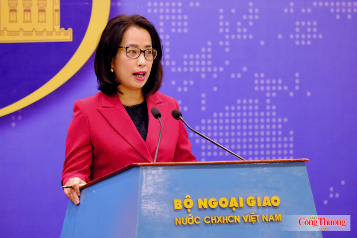 Người Phát ngôn Bộ Ngoại giao Việt Nam Phạm Thu Hằng trả lời họp báo.