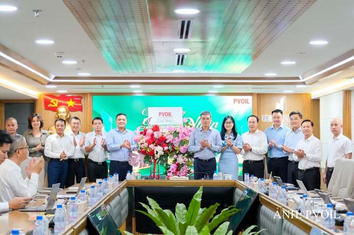 Cán bộ, người lao động PVOIL chúc mừng Chủ tịch HĐQT Dương Mạnh Sơn và Tổng Giám đốc Nguyễn Đăng Trình nhân ngày Doanh nhân Việt Nam 13/10. Ảnh: PVOIL