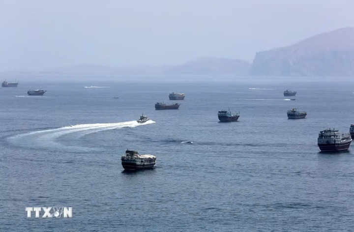 Tàu thuyền trên eo biển Hormuz, ngày 20/6/2026.
