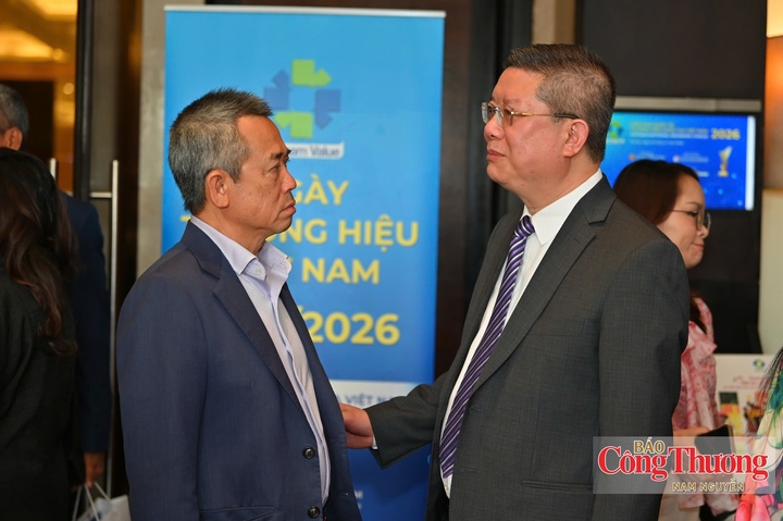 Ông Thái Như Hiệp, Chủ tịch kiêm Tổng Giám đốc Công ty TNHH Vĩnh Hiệp (bên trái)