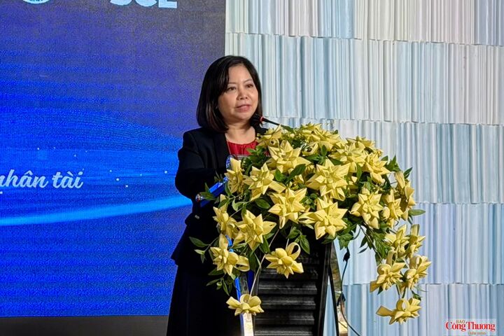 Bà Lê Phương Anh – Chủ tịch HĐQT Công ty CP Đào tạo và Phát triển nhân tài, phát biểu tại hội nghị.