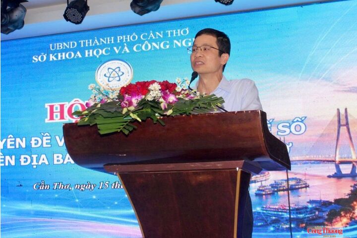 Ông Nguyễn Phú Tiến - Phó Vụ trưởng Vụ Kinh tế và Xã hội số, Bộ Khoa học và Công nghệ trình bày tham luận, tại hội nghị.
