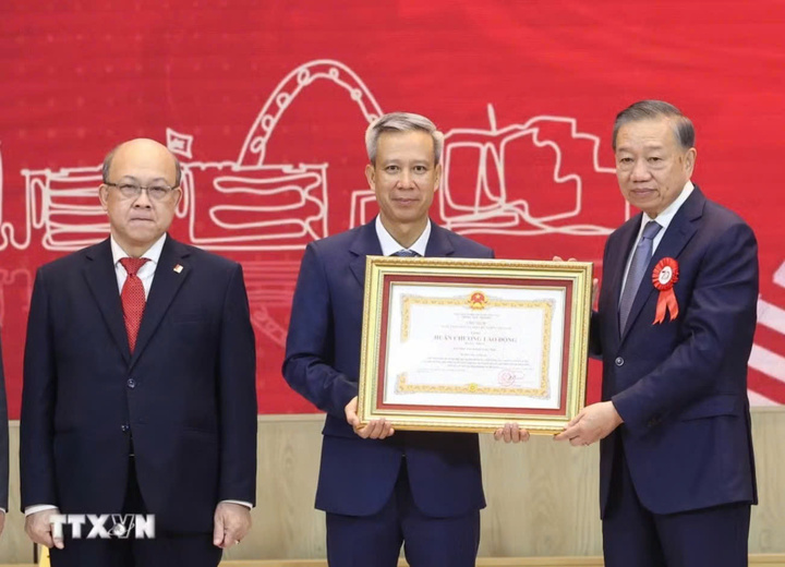 Tổng Bí thư, Chủ tịch nước Tô Lâm trao Huân chương Lao động hạng Nhất tặng Đại học Bách Khoa Hà Nội. (Ảnh: Thống Nhất/TTXVN)