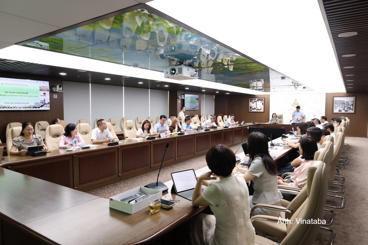 Toàn cảnh buổi lớp tập huấn chuyên đề “Điều hành doanh nghiệp nhà nước trong khung pháp lý mới 2026”, hướng trọng tâm từ “đào tạo, phổ biến văn bản pháp luật” sang đối thoại về những vấn đề quản trị thực tế của Vinataba.
