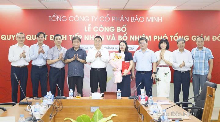 Bà Phạm Thị Kim Anh nhận quyết định bổ nhiệm và hoa chúc mừng từ Ban lãnh đạo Bảo Minh.