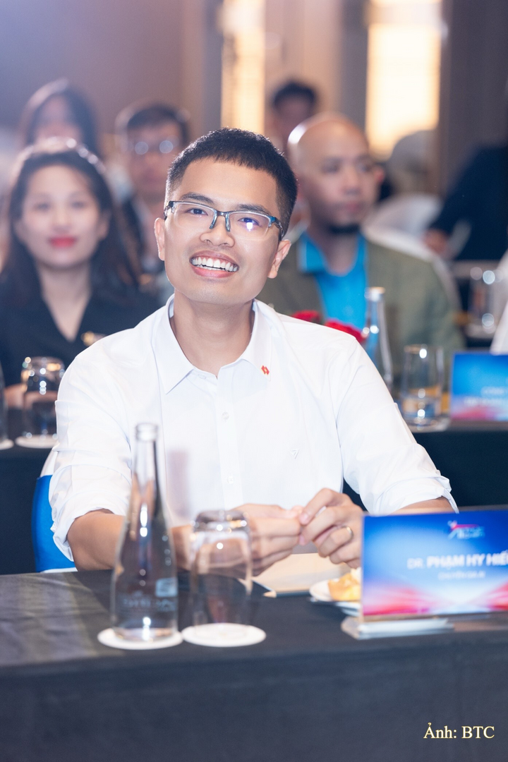 TS. Phạm Hy Hiếu, chuyên gia AI người Việt từng làm việc tại Google Brain, xAI và OpenAI, hiện là Giám đốc Khối Chuyển đổi Trí tuệ Nhân tạo của Techcombank sẽ đồng hành cùng các thí sinh AI Thực chiến mùa 2.