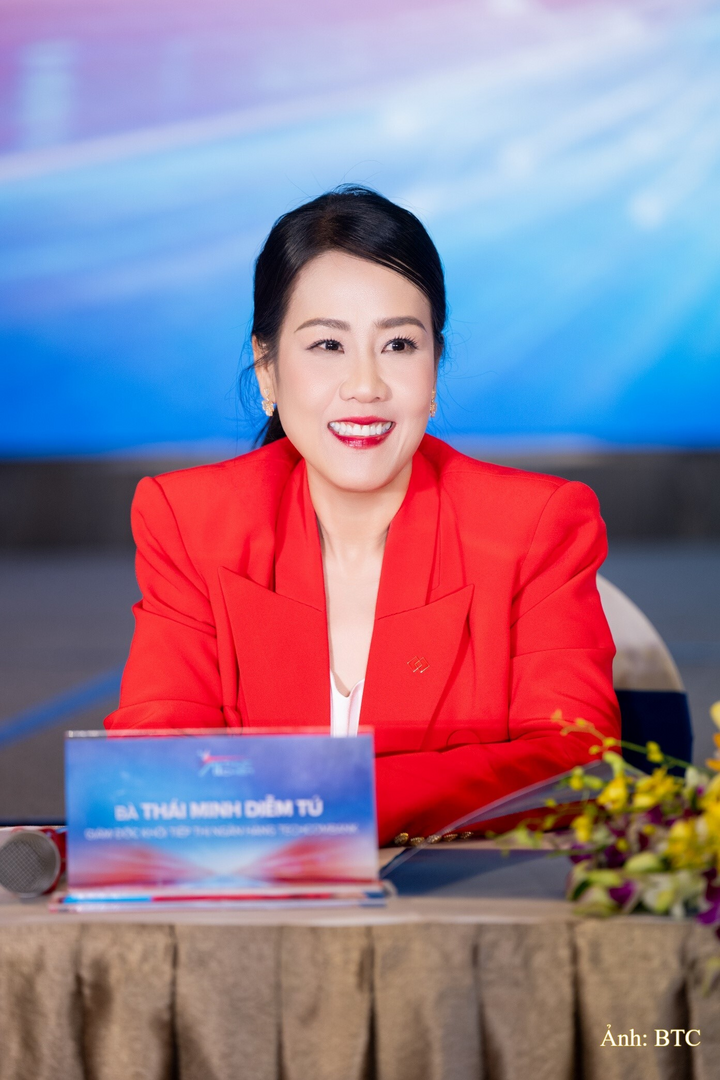 Bà Thái Minh Diễm Tú, Giám đốc Khối Tiếp thị Techcombank, đồng Trưởng Ban Tổ chức AI Thực chiến mùa 2, chia sẻ tại chương trình.