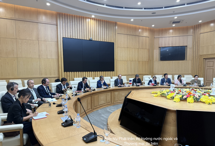 Đại sứ Pháp tại Việt Nam Didier Le Bret cùng đại diện MEDEF International và các doanh nghiệp Pháp tại buổi làm việc.