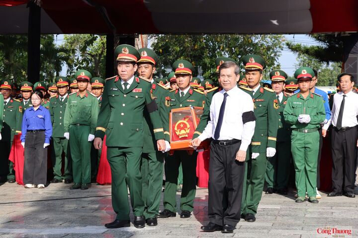 Ông Lê Minh Trí và Thượng tướng Nguyễn Văn Gấu cùng các đại biểu thực hiện nghi thức an táng hài cốt liệt sĩ.