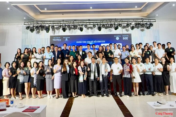 Các đại biểu chụp hình lưu niệm.