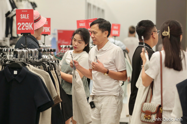 Cùng với hoạt động mở cửa đón khách, sáng 15/10, chương trình kích cầu tiêu dùng gắn với khai trương Trung tâm thương mại AEON MALL Thanh Hóa được phát động, hướng tới thúc đẩy hoạt động mua sắm, tăng sức mua trên thị trường và tạo điều kiện để doanh nghiệp mở rộng hoạt động kinh doanh.