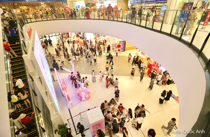 Ngay từ sáng sớm, lượng người dân đổ về AEON MALL Thanh Hóa ngày càng đông. Các khu vực sảnh chính, gian hàng thời trang, mỹ phẩm, đồ gia dụng, siêu thị và khu ẩm thực thu hút sự quan tâm của nhiều nhóm khách hàng, từ các gia đình có trẻ nhỏ đến người trẻ và người cao tuổi.