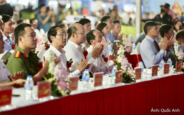 Các đại biểu tham gia lễ khai mạc Hội chợ triển lãm hàng công nghiệp nông thôn tiêu biểu năm 2026.