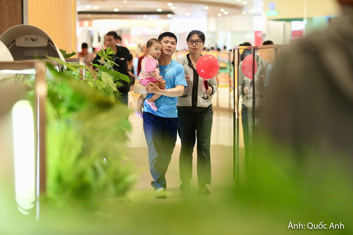 Không chỉ đơn thuần là địa điểm mua sắm, AEON MALL Thanh Hóa còn mang đến không gian vui chơi, giải trí và ẩm thực, đáp ứng nhu cầu đa dạng của người dân. Các gia đình có thể kết hợp mua sắm, ăn uống, vui chơi trong cùng một địa điểm, tạo nên lựa chọn mới cho những dịp cuối tuần hoặc thời gian nghỉ ngơi sau giờ làm việc.