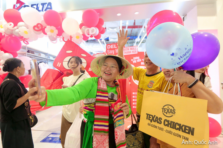 Trong niềm vui hào hứng khi đến tham quan, mua sắm tại AEON MALL Thanh Hóa, bà Vũ Thị Hường (59 tuổi, phường Hàm Rồng, Thanh Hoá), cho biết, bà và gia đình rất phấn khởi khi Thanh Hóa có thêm một trung tâm thương mại quy mô lớn, quy tụ nhiều thương hiệu và đa dạng mặt hàng. “Gia đình tôi đến đây vừa tham quan, mua sắm, vừa kết hợp ăn uống, vui chơi. Các chương trình ưu đãi dịp khai trương cũng giúp người tiêu dùng có thêm lựa chọn khi mua sắm”, bà Hường chia sẻ.