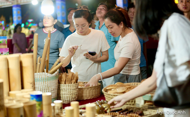 Rất đông người dân Thanh Hoá đến để trải nghiệm những sản phẩm hàng công nghiệp nông thôn tiêu biểu năm 2026.
