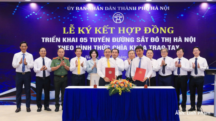 Lễ ký kết hợp đồng chìa khoá trao tay giữa Ban Quản lý đường sắt đô thị Hà Nội và Liên danh Vinhomes - SGC để thực hiện 5 tuyến đường sắt đô thị số 1, số 2, số 8, số 10 và số 14.