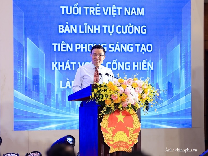Bộ trưởng Bộ Công Thương Lê Mạnh Hùng trao đổi cùng đại biểu Nguyễn Bá Thái, Giám đốc Công ty Cổ phần Madin Chem. Ảnh: chinhphu.vn/Nhật Bắc