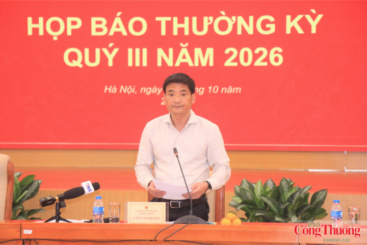 Ông Lâm Văn Hoàng - Chánh Văn phòng Bộ Xây dựng thông tin về tình hình thực hiện nhiệm vụ 9 tháng đầu năm và triển khai nhiệm vụ trọng tâm 3 tháng cuối năm 2026 của Bộ Xây dựng.
