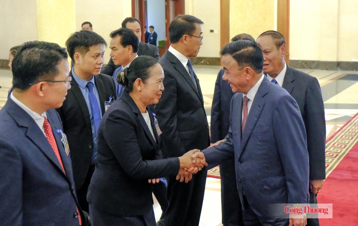 Ủy viên Bộ Chính trị, Thường trực Ban Bí thư Trung ương Đảng Nhân dân Cách mạng Lào Vilay Lakhamphong giới thiệu các thành viên Đoàn đại biểu cấp cao của Lào