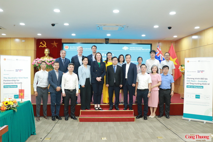 Các đại biểu tham dự sự kiện.