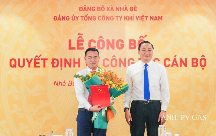 Đồng chí Phan Ngọc Phúc, Bí thư Đảng ủy, Chủ tịch HĐND xã Nhà Bè trao Quyết định chỉ định giữ chức Phó Bí thư Đảng ủy PV GAS nhiệm kỳ 2025 – 2030 và tặng hoa chúc mừng đồng chí Dương Trí Hội. Ảnh: PV GAS