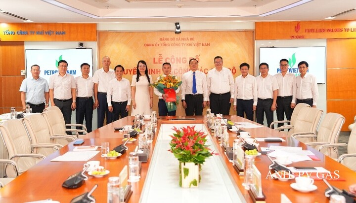 Các đại biểu tham dự chụp ảnh lưu niệm cùng đồng chí Dương Trí Hội, Phó Bí thư Đảng ủy, Tổng Giám đốc PV GAS. Ảnh: PV GAS