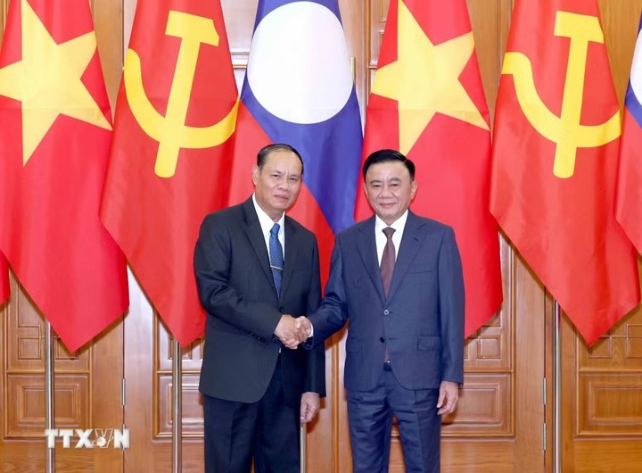 Đồng chí Trần Cẩm Tú, Ủy viên Bộ Chính trị, Thường trực Ban Bí thư chủ trì Lễ đón đồng chí Vilay Lakhamphong, Ủy viên Bộ Chính trị, Thường trực Ban Bí thư Lào. (Ảnh: Phương Hoa/TTXVN)