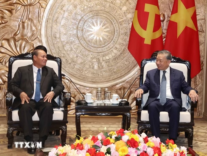 Tổng Bí thư, Chủ tịch nước Tô Lâm tiếp đồng chí Vilay Lakhamphong, Ủy viên Bộ Chính trị, Thường trực Ban Bí thư Trung ương Đảng Nhân dân Cách mạng Lào. (Ảnh: Thống Nhất/TTXVN)