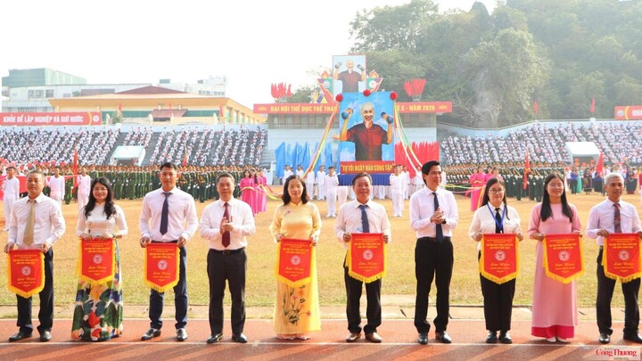 Lãnh đạo tỉnh Lạng Sơn tặng cờ lưu niệm cho các đoàn thể thao tham gia Đại hội.
