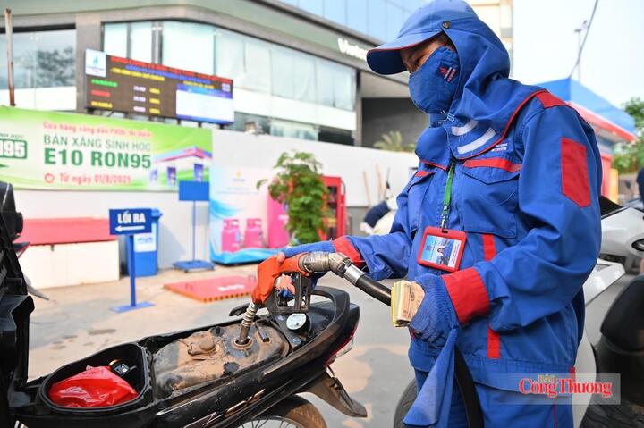Petrolimex và PV OIL đồng loạt giảm giá xăng dầu.