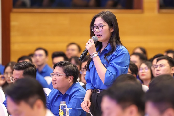 Đại biểu Nguyễn Thị Như Quỳnh, Kỹ sư Công ty cổ phần nghiên cứu, phát triển và ứng dụng robot hình người Vindynamics, đặt câu hỏi với Bộ trưởng Bộ Nội vụ Nguyễn Tiến Hải - Ảnh: chinhphu.vn/Nhật Bắc