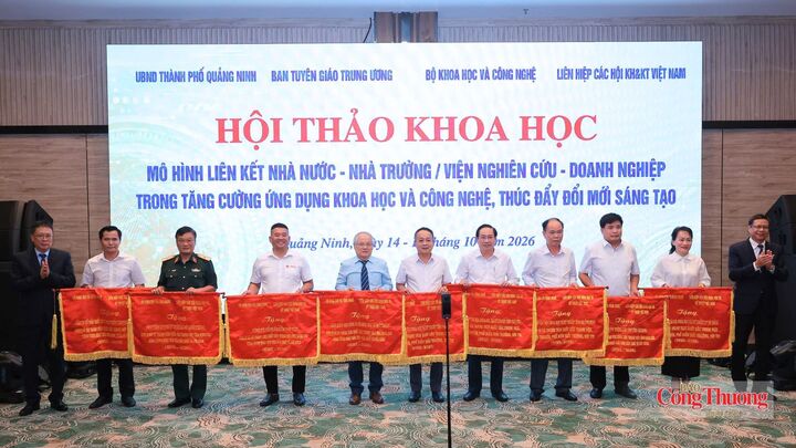 Ban tổ chức trao cờ lưu niệm, tôn vinh các kết quả sáng tạo khoa học và công nghệ tiêu biểu của Giải thưởng Sáng tạo Khoa học Công nghệ Việt Nam.
