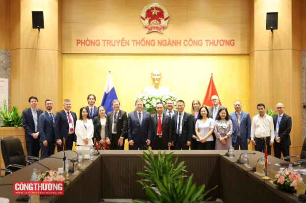 Thứ trưởng Nguyễn Việt Sơn và Bộ trưởng Ngoại thương và Phát triển Phần Lan cùng các đại biểu chụp ảnh chung.