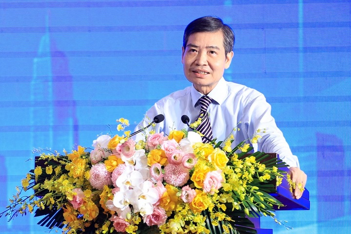 Thứ trưởng Bộ Tài chính Tạ Anh Tuấn trả lời câu hỏi của đại biểu Nguyễn Thùy Chi, đồng sáng lập-Phó Giám đốc Công ty TNHH Chạm Vào Xanh - Ảnh: chinhphu.vn/Nhật Bắc