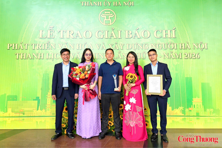 Nhóm tác giả Báo Công Thương đoạt giải C với tác phẩm “Làng nghề: Làng trong phố dưới góc nhìn Nghị quyết 80 và Quy hoạch Thủ đô 100 năm”.